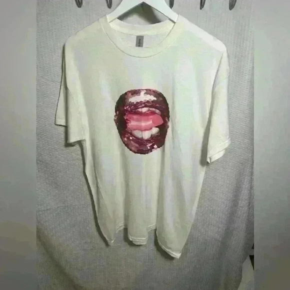 Gildan Tops - Large Graphic Tee Lips and Lipstick